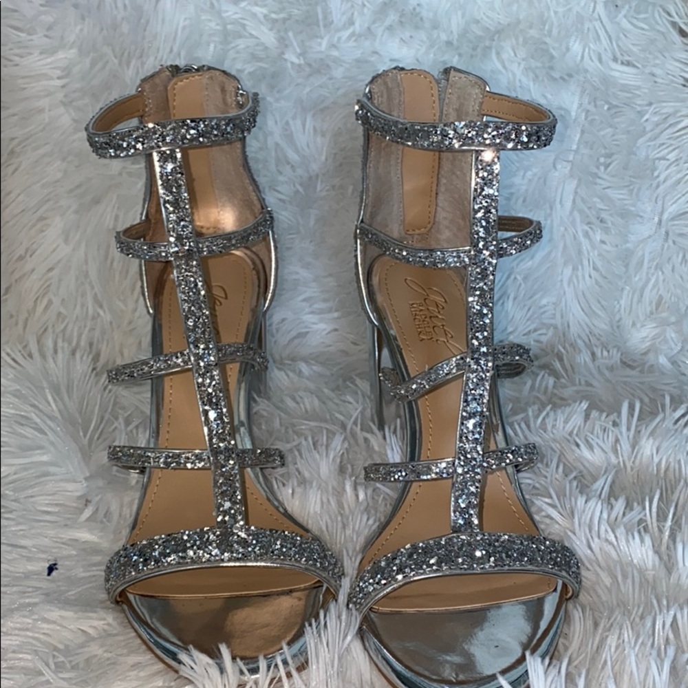 Like New Badgley Mischka Silver Heels (Size 6.5)
